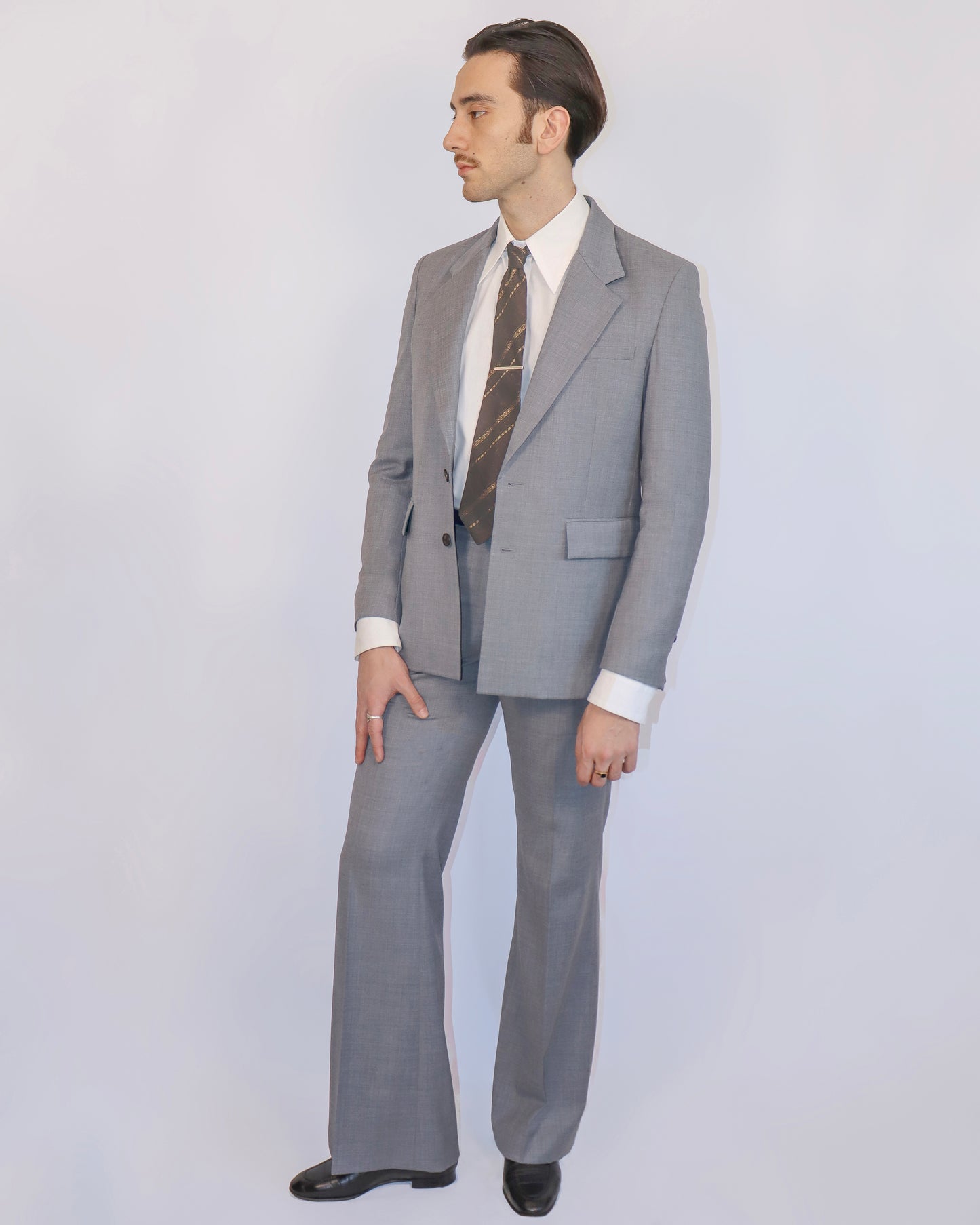 costume vintage gris clair