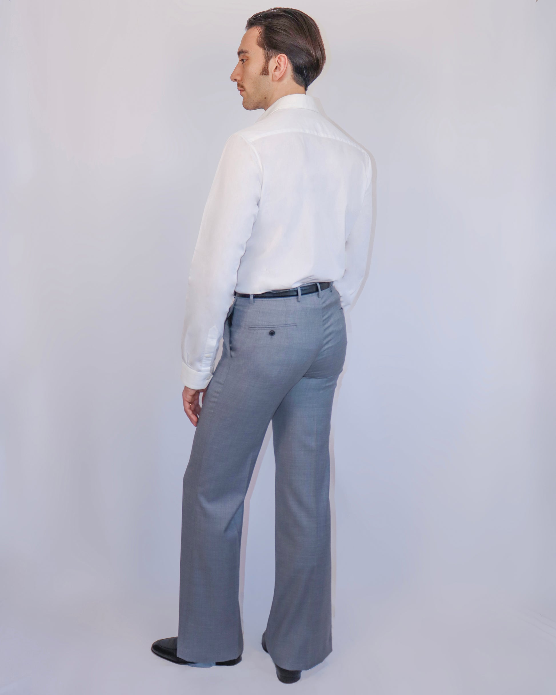 Chemise blanche Pantalon évasé gris clair vintage