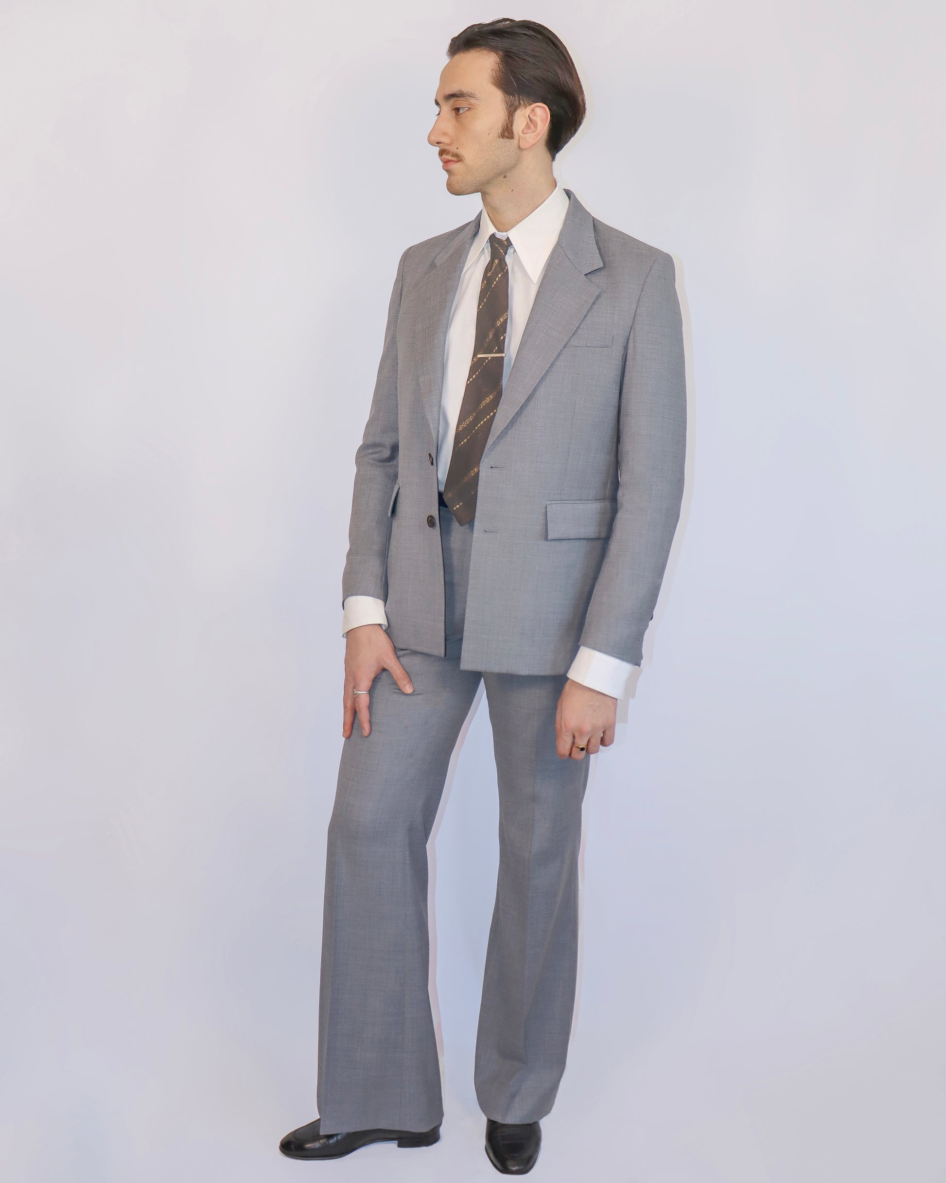 costume vintage gris clair